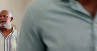 Çeşitli kadınlar evde kutlama yapıyor, hediyeleri değiş tokuş ediyor ve birbirlerinin arkadaşlığından keyif alıyorlar. Kutlama, dostluk, mutluluk, parti, ev, yaşam tarzı