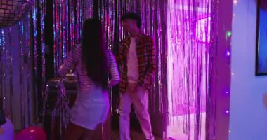 Çeşitli arkadaşlar bodrumda bilardo oynamadan önce doğum günü için folyo perdesiyle pasta mumları yakıyorlar. Kutlama, sosyalleşme, parti, gece hayatı, eğlence, eğlence, coşku