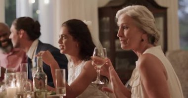 Çeşitli düğün davetlileri ziyafet masasında oturmuş gelinin yorumları üzerine kadeh kaldırıyorlardı. Kutlama, arkadaşlık, zarafet, samimiyet, konukseverlik, bağlantı, şenlik