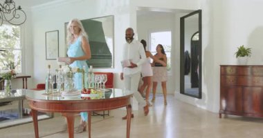 Çeşitli arkadaşlar antreye hediye kutularıyla giriyorlar, masaya oturuyorlar, şampanya dolduruyorlar, kutlama yapıyorlar. Kutlama, sosyal toplantı, arkadaşlık, zarafet, konukseverlik, sofistike ve samimiyet.