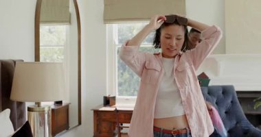 Çeşitli çiftler aynada kırmızı güneş gözlüğü kaldırıyor, gülüyorlar, akıllı telefonları kontrol ediyorlar ve seyahat için hazırlanıyorlar. Romantizm, seyahat, moda, yaşam tarzı, aksesuarlar, modern, neşeli