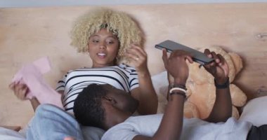 Beklenen farklı çiftler yataklarında ve evlerinde bebek çarpmasıyla neşe içinde kaynaşıyorlar. Hamilelik, aile, aşk, ebeveynlik, birliktelik,