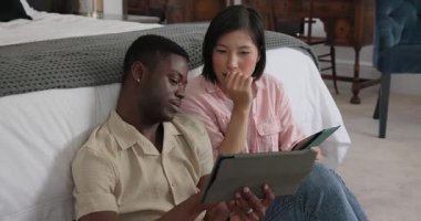 Çeşitli çiftler yatak odasındaki kart tanıtım tabletine cevap veriyor. Romantizm, samimiyet, teknoloji, bağlantı, mutluluk, rahatlama, konforlu