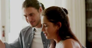 Yemek masasında üzerinde bitki olan çift el kol hareketi yapıyor, işaret ediyor, kadın anlatıyor. Romantizm, iletişim, işbirliği, uyum, ev, yaşam tarzı, doğal