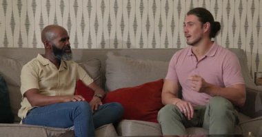 Çeşitli erkek arkadaşlar sırayla fikir alışverişinde bulunuyorlar. Evdeki yastıkla kanepede el kol hareketi yapıyorlar. Kişiler arası, diyalog, iletişim, arkadaşlık, gündelik, rahat, konukseverlik