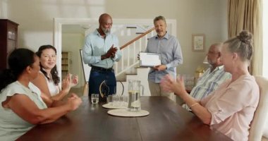 Bekleme ödülü, kıdemli adam yemek masasının etrafındaki çeşitli arkadaşlara şükranlarını sunuyor. Kutlama, başarı, arkadaşlık, birleşme, parti, yaşlılık