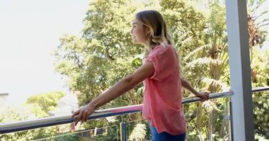 Sunny Balkon 'da partnerinin elini tutan genç bir kadın. romantizm, ilişki, mutluluk, açık hava, neşe, etkileşim