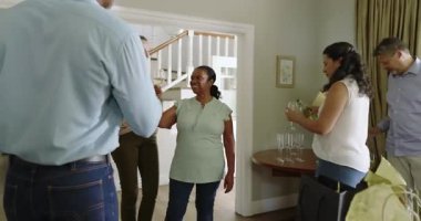 Çeşitli yaşlılar evde kutlama yapıyor, içkinin tadını çıkarıyor ve canlı sohbetler yapıyorlar. Kutlama, toplanma, arkadaşlık, mutluluk, yaşlı yetişkinler, parti