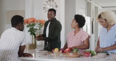 Yemek ve içecek hazırlamak, çeşitli arkadaşlar modern mutfakta, evde birlikte mutlu bir şekilde gülümsemek. Yemek, aşçılık, toplanma, yaşam tarzı, kutlama, mutluluk.