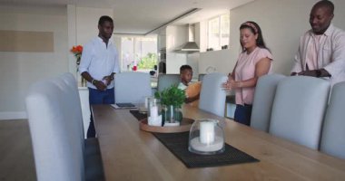 Çeşitli aileler evde kaliteli vakit geçiriyorlar, birlikte yemek masasında oturuyorlar. Beraberlik, bağlanma, yaşam tarzı, sohbet, boş zaman