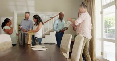 Bir grup farklı arkadaş evde kutlama yapıyor, içkinin ve sohbetin tadını çıkarıyorlar. Arkadaşlık, kutlama, parti, eğlence, sosyalleşme, toplanma