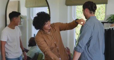 Asyalı terzi atölyeye sığmak için göğüs ve omuzları ölçen bir mezura aldı. Sanatçılık, terzilik, moda, profesyonel, işbirliği, hassasiyet, stüdyo