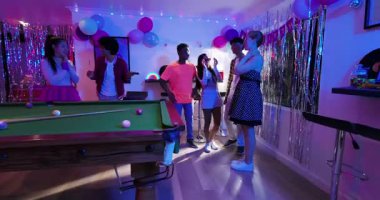 Pembe etekli arkadaş bağırdıktan sonra bilardo masasında çeşitli arkadaşlar kutlama yapıyor ve kadınlara sarılıyor. Şenlik, sosyalleşme, eğlence, coşku, neşe, dostluk, kutlama
