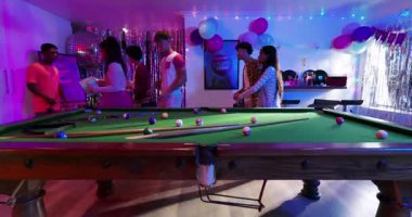 Rüya Çılgınlığı için hevesli, bilardo masasının etrafında oyun kutusu taşıyan çeşitli arkadaşlar, parçaları birleştiriyorlar. Parti, eğlence, nostalji, sosyalleşme, kutlama, oyun gecesi, canlı