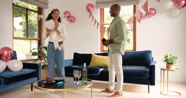 Doğum günü kutlaması, farklı çiftlerin evde oturma odasında pasta ve süslemeleri. Kutlama, doğum günü partisi, dekorasyon, şenlik, mutluluk, birliktelik.