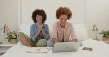 Evde pasaport ve defterle seyahat etmeyi planlayan lezbiyen çift dizüstü bilgisayar kullanıyor. seyahat planlaması, teknoloji, tatil, macera, pasaport, seyahat programı