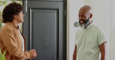 Çeşitli baba ve oğul evlerinin kapısını açıyor, anahtarlarını değiş tokuş ediyor, akıllı telefondan haberleri paylaşıyorlar. Aile, selamlama, bağlantı, ev, gelenek, sıcaklık, iletişim