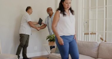 İhtiyarlar evdeki danışmanlarıyla tartışıp gelecekle ilgili planlara odaklanıyorlar. emeklilik, planlama, danışma, finans, rehberlik