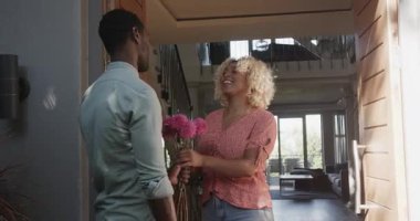 Çeşitli çiftler el ele tutuşup modern eve girdiler. Birlikte güzel vakit geçirmenin tadını çıkarıyorlardı. Romantizm, ilişki, bağ, mimari, yaşam tarzı, aşk