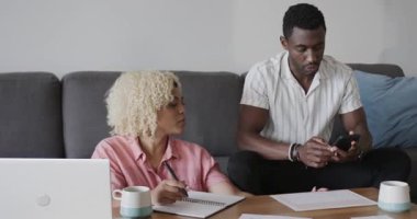 Çeşitli arkadaşlar akıllı telefon kullanarak ve notlar yazarak projede işbirliği yapıyorlar. İşbirliği, takım çalışması, beyin fırtınası, teknoloji, dijital, yaratıcı