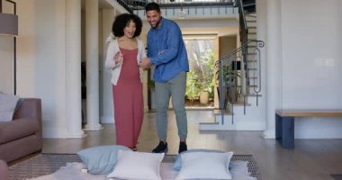 Çeşitli çiftler evlerinde eğleniyor, kahkahalarla yastıklara basıyorlar. Aşk, eğlence, evcil, yaşam tarzı, mutluluk, bağ