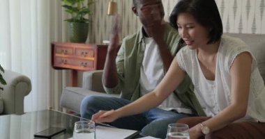 Çeşitli çiftler evdeki kanepede cesaret veriyor. Yazıyor, sarılıyor, bardakları tokuşturuyor, kağıtları gözden geçiriyorlar. Romantizm, bağlantı, arkadaşlık, samimiyet, modern, sıcak, gündelik