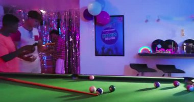 Farklı arkadaşlar disko odasında bilardo masasının etrafında sohbet ediyorlar. Sürpriz doğum günü kutlaması. Pastayla. Şenlik, kutlama, coşku, gece hayatı, sosyal, eğlence, birlik