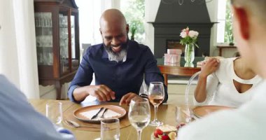 Memleketteki çeşitli arkadaşlar siyahların konuşmasını dinliyor, meyve kasesini paylaşıyor, su döküyorlar. Topluluk, kardeşlik, kutlama, neşe, sıcaklık, iç mekan, yaşam tarzı