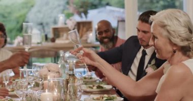 Sürahiyi kaldıran, siyah adam kadeh kaldırmak için şampanya kadehlerine şarap koyuyor. Kutlama, neşe, zarafet, samimiyet, dostluk, atmosfer, karmaşıklık.