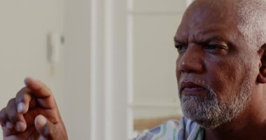 Kıdemli adam evde resim yaparken dikkatle odaklanıyor, yaratıcılığını ifade ediyor, kopyalama alanı. Sanat, hobi, konsantrasyon, ifade