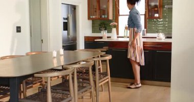 Çeşitli çiftler modern mutfakta neşeyle kucaklaşıyorlar, birlikte özel bir anı kutluyorlar, evde. Romantizm, mutluluk, birliktelik, yaşam tarzı, bağ, ev