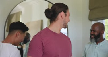 Gövdesini ölçtükten sonra, dönen bir adam İspanyol arkadaşının soyunma odasına bant sarması. Moda, terzilik, stil, tımar, arkadaşlık, çalışma alanı, güven