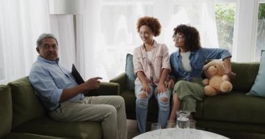 Aynı cinsiyetten lezbiyen çift evde, oturma odasında terapistle duygularını ifade ediyorlar. Danışmanlık, ilişki, lgbtq, iletişim, psikoterapi, akıl sağlığı