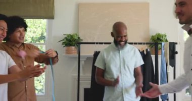 Yetişkin bir erkek terzi stüdyoya giriyor. Göğüs ölçüsünü mezurayla ölçüyor, kravat bağlıyor. Moda, terzilik, kişiselleştirme, zanaat, zarafet, profesyonellik, tarz