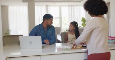 Çeşitli aileler mutfak tezgahında birlikte yemek hazırlıyor, gülümsüyor ve evde vakit geçiriyorlar. Yemek pişirme, farklı aile zamanları, bağlanma, birliktelik, yemek hazırlama, takım çalışması.