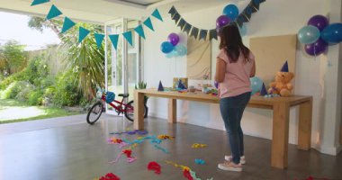 Çeşitli aileler evde doğum günlerini süslemeler ve balonlarla kutluyor. Kutlama, birliktelik, şenlik, mutluluk