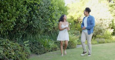 Çeşitli çiftler gül sunuyorlar, çimenlerde geziniyorlar, meyve tabağının yanında oturuyorlar ve limon suyu döküyorlar. Romantizm, açık hava, rahatlama, samimiyet, yeşillik, gündelik, neşeli