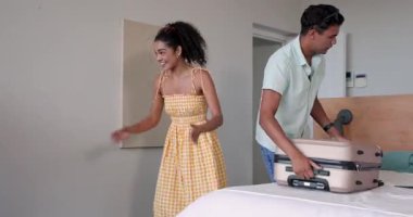 Çeşitli çiftler evdeki yatakta pembe havlu düzenliyor, kadın eşyalarını topluyor, Düzenleme, ev, hazırlık, çift, günlük, yaratıcı, yaşam tarzı, ev