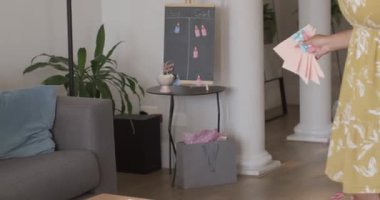 Kanepede oturan bir kadın alışveriş torbaları tutuyor, evde tırnaklarına hayran. eğlence, yaşam tarzı, kapalı alan, rahatlama, moda, tüketim