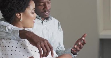 Çeşitli çiftler, evlerinde birlikte değerli fotoğraflara bakarken keyifli bir anı paylaşıyorlar. Mutluluk, nostalji, birliktelik, hafıza, yaşam tarzı