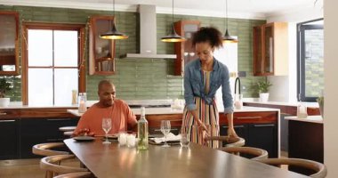 Çeşitli çiftler modern mutfakta neşeyle dans ediyor, evde birlikte güzel vakit geçiriyorlar. Aşk, mutluluk, yaşam tarzı, ilişki, ev, kutlama