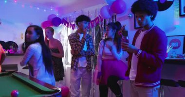 Doğum günü kutlaması çeşitli arkadaşları parti odasında disko topunun altında bilardo oynamaya götürüyor. Parti, kutlama, yoldaşlık, eğlence, canlı, canlı, sosyal