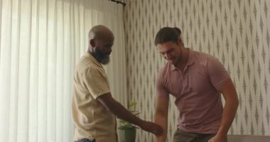 Çeşitli erkek arkadaşlar selamlaşır, el sıkışır, sarılırlar, şişeleri tokuşturur ve oturma odasında sohbet ederler. Arkadaşlık, dostluk, kutlama, rahatlama, sıcaklık, sosyal, eğlence.