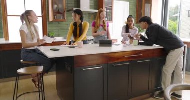 Adada çizim yapan çeşitli arkadaşlar, telefondaki parmak izlerini karşılaştırarak planlama için ortaya çıkarıyorlar. İşbirliği, yenilik, beyin fırtınası, yaratıcı süreç, modern tasarım, takım ruhu, şehir tarzı