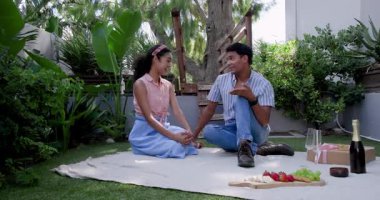 Farklı çiftler dışarıda özel bahçede yıldönümlerini şampanya ve meyve tabağıyla kutluyorlar. Kutlama, romantizm, bahçe, tost, çift, samimiyet, doğa, şenlik