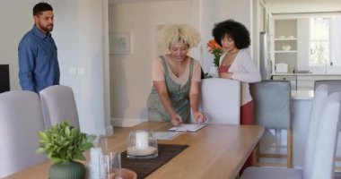 Çeşitli aileler evde eğleniyor, yemek alanında gülümsüyor ve etkileşime giriyorlar. bağlanma, birliktelik, mutluluk, etkileşim, yerli, yaşam tarzı