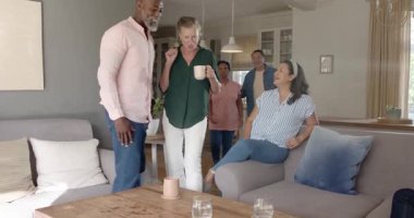 Farklı yaşlılar oturma odasında toplanıyor, kadınlar evde sevdikleriyle heyecan verici haberler paylaşıyorlar. Beraberlik, mutluluk, birleşme, kutlama, iletişim, neşe