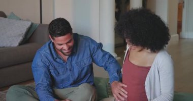 Gülümseyen farklı çiftler oturma odasında selfie çekiyorlar, mutlu anların tadını çıkarıyorlar, evde. Arkadaşlar, birliktelik, teknoloji, bağlanma, fotoğrafçılık, yaşam tarzı