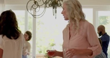 Yemek odasına giriyorlar, çeşitli arkadaşlar ellerinde salata tabakları ve yemek için şarküteri panosu taşıyorlar. Sosyalleşme, kutlama, çeşitlilik, zarafet, konukseverlik, neşe, yaşam tarzı