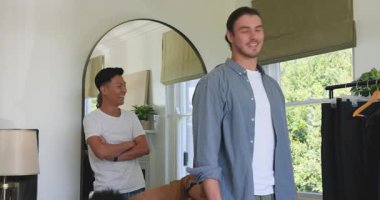 Erkek müşteri spor ceket provası istiyor, farklı stil takımları stüdyoda bant ile omuz ölçüyorlar. Profesyonel, şık, minimalist, moda, gardırop, terzilik, işbirliği